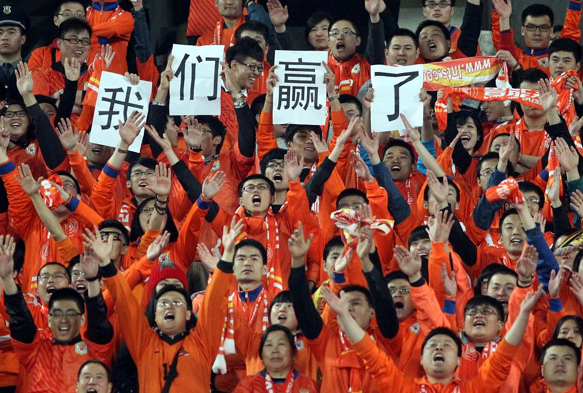 队员们拼尽全力，赛场上留下无悔的足迹