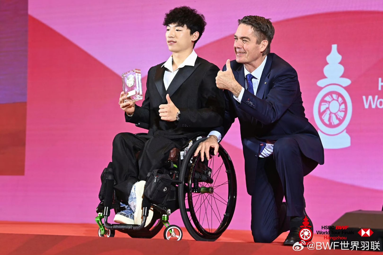 中国运动员羽毛球比赛捧金牌喜悦